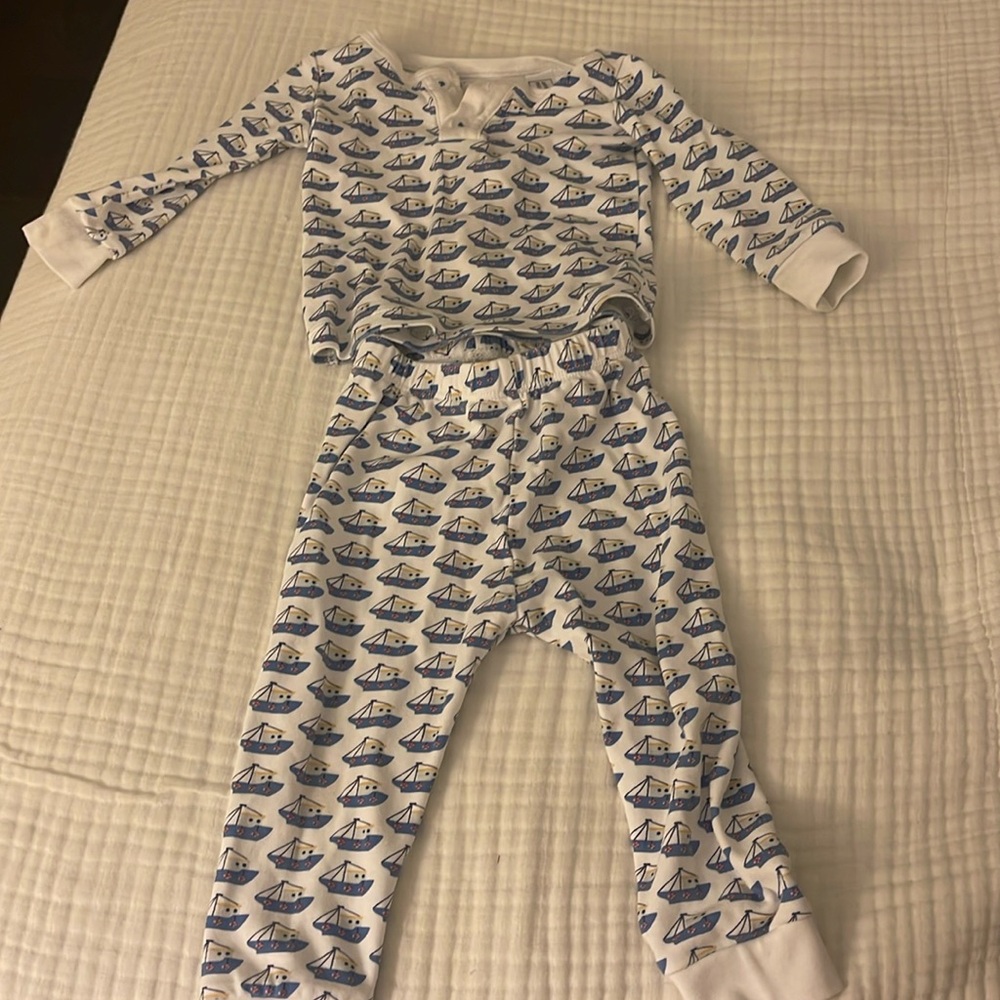 Lila and Hayes pjs. 6-12 months. Fits snug.